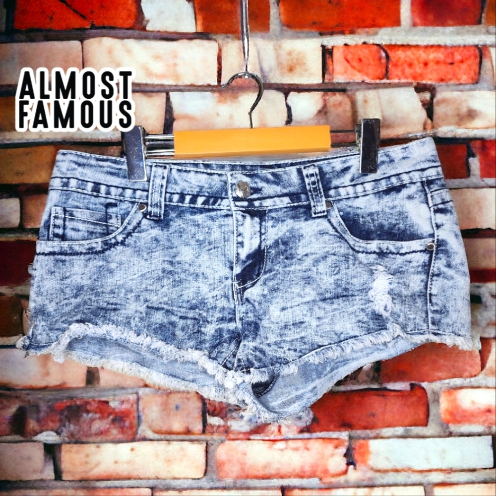 ALMOST FAMOUS Low Rise Light Wash Bootie Short- 11